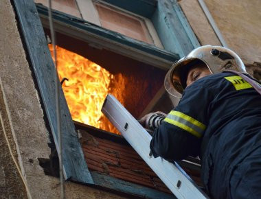Ένας νεκρός και δύο τραυματίες από την πυρκαγιά στο Μοσχάτο